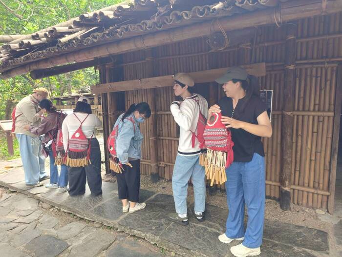 搖臀鈴~賽夏族特有的樂器，用鏡子與珠子裝飾，臀鈴又稱「背響」，賽夏語稱作 tapa:ngasan，指製造音效之意，男女皆可配戴，以布條或綁帶繫之。