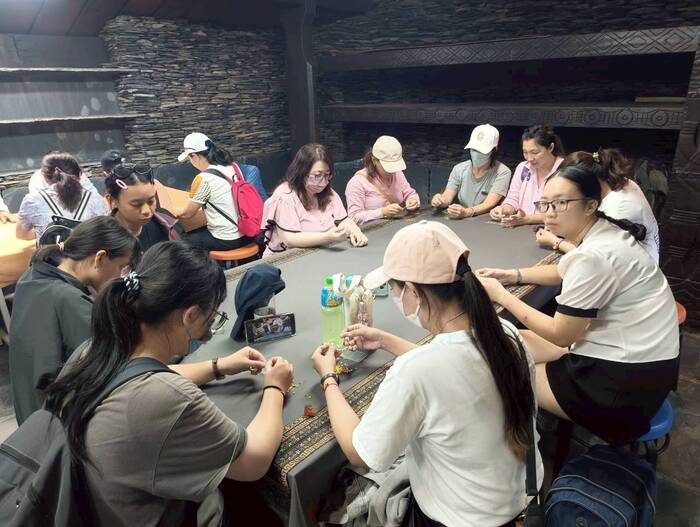 串珠體驗-隨意挑選自己喜歡的串珠顏色，串成自己喜歡的手鍊，增加旅行美好回憶。