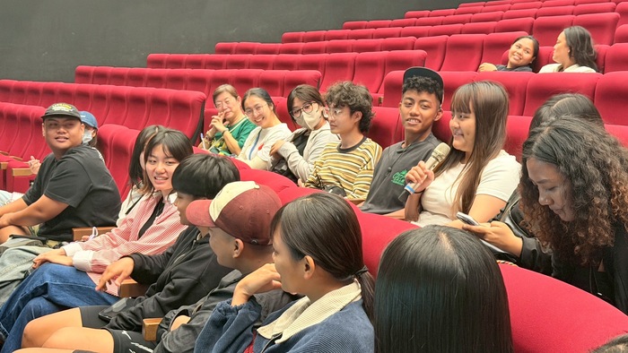 學生們介紹自己族群彼此交換學習心得