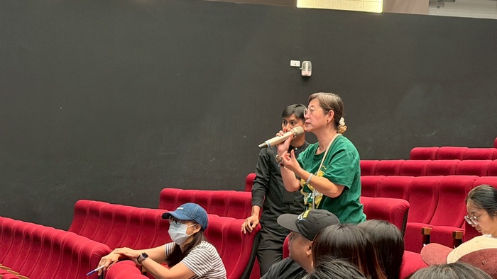 計畫主持人怡欣老師與舞者請教有關阿美族的部落文化