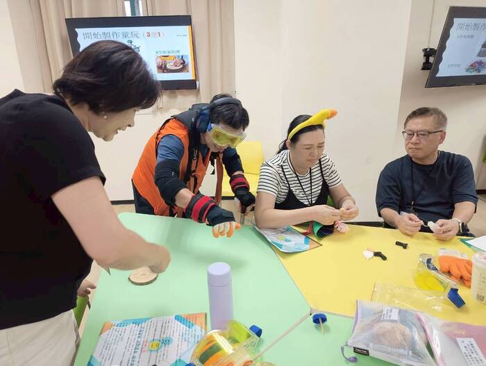 觀光系翁主任體驗老化配備帶來的生活不便