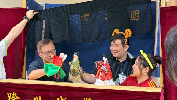 鍾副帶領師長體驗長者共同回憶-布袋戲